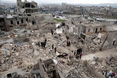 Siria. Ristabilire legami diplomatici e bombardare Aleppo