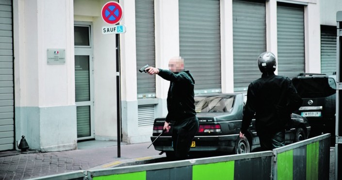 Parigi, i lavoratori lo cacciano dal corteo, lo sbirro caccia la pistola