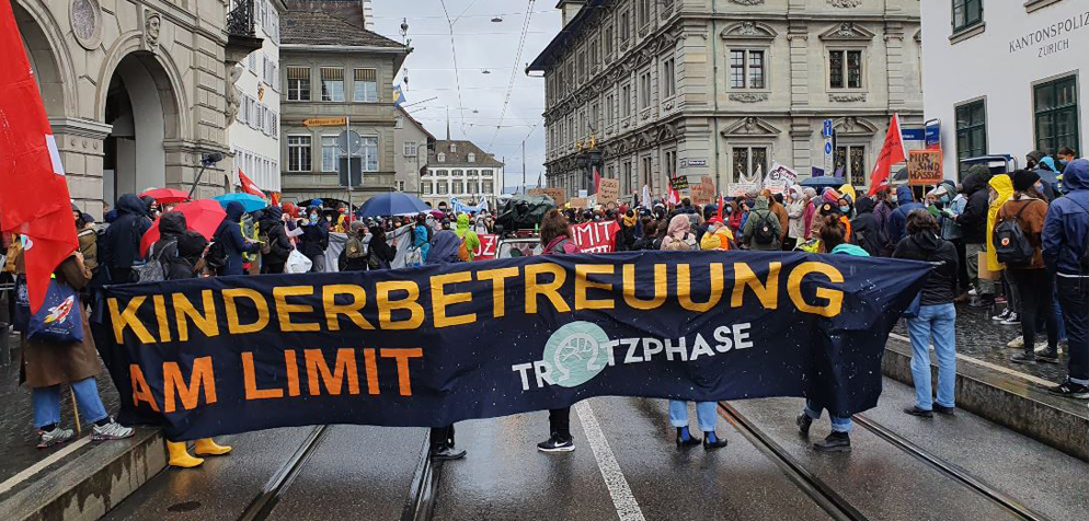 Zurigo. Le lavoratrici e i lavoratori della cura dell’infanzia in piazza per migliori condizioni di lavoro