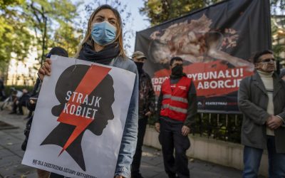 Polonia, le voci delle donne in piazza contro la legge che vieta l’aborto: così la loro lotta è diventata simbolo di libertà
